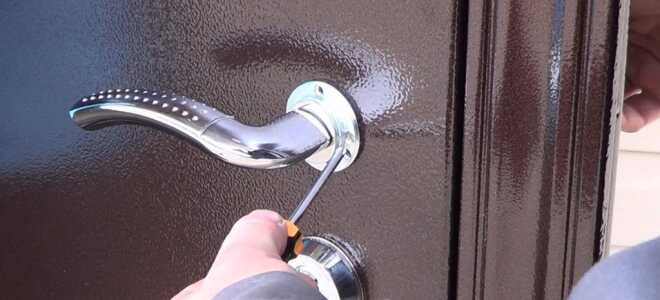 Как просто и легко снять дверную ручку входной двери?