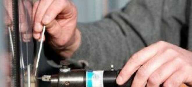 Как открыть дверь, если заклинило или заедает замок?