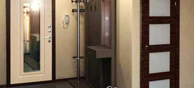 Преимущества и недостатки входной двери с зеркалом