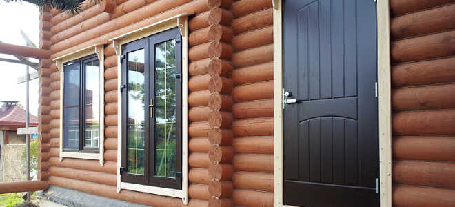 Выбор и монтаж входной двери в деревянный дом