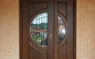 Нестандартное решение: особенности двухстворчатых входных дверей