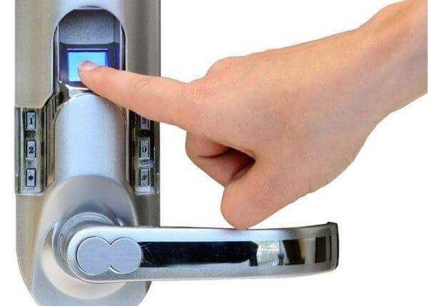 Пропускает по отпечатку пальца