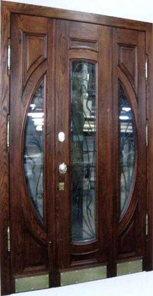 Тамбурная дверь со стеклянными вставками