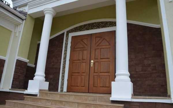 Вход с 2-мя створками.