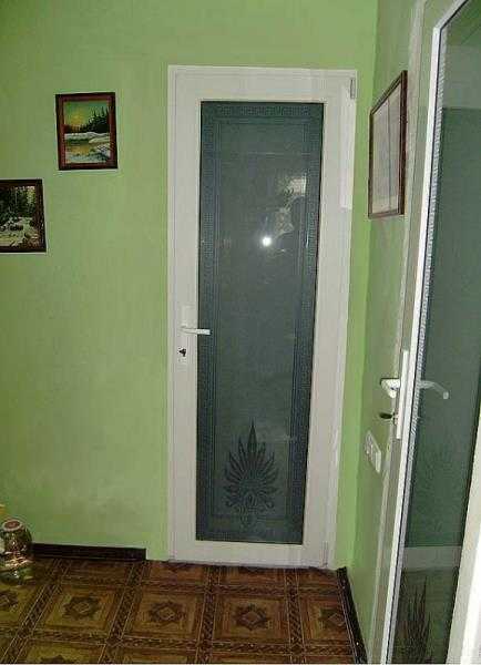 Узкие пластиковые двери