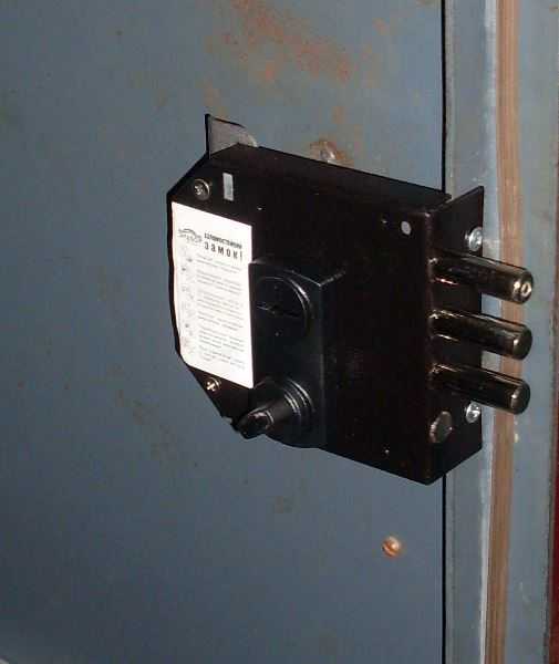 Использование на металлической двери или шкафу