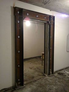 Делаем дверной проём в стене