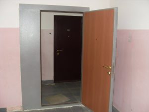 Установлена стальная тамбурная дверь