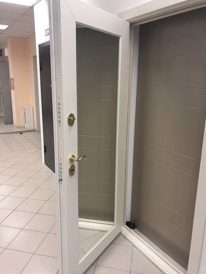 Дверь белого цвета