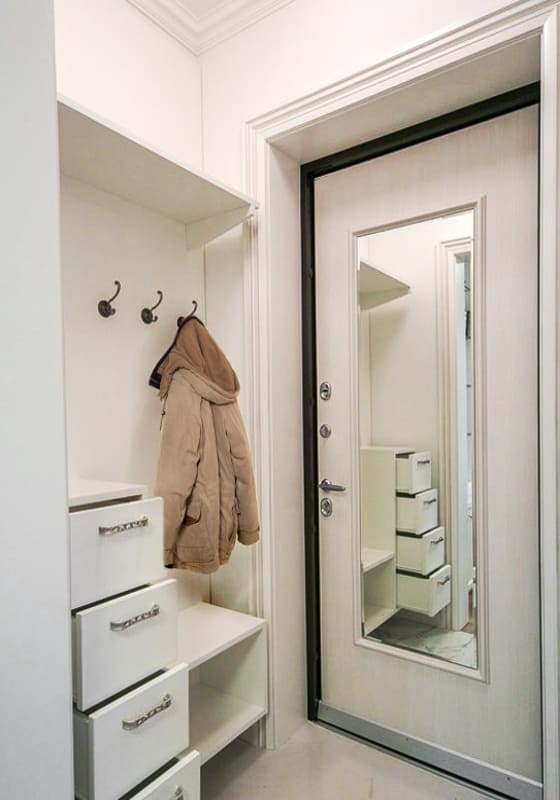 Дверь светлого оттенка в прихожей