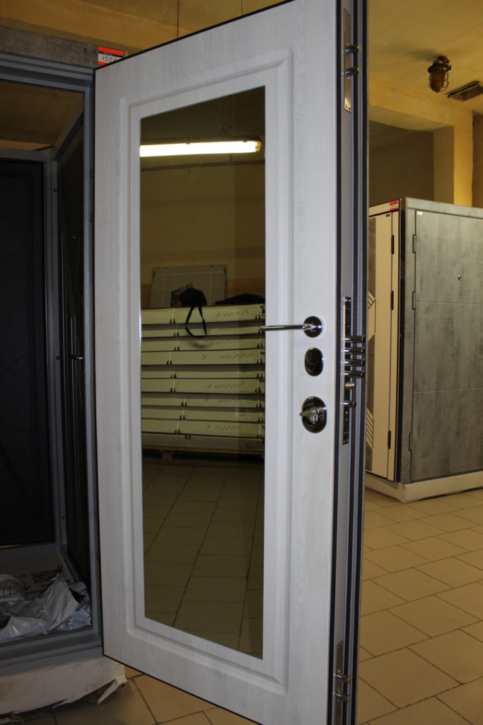 Полотно белой двери