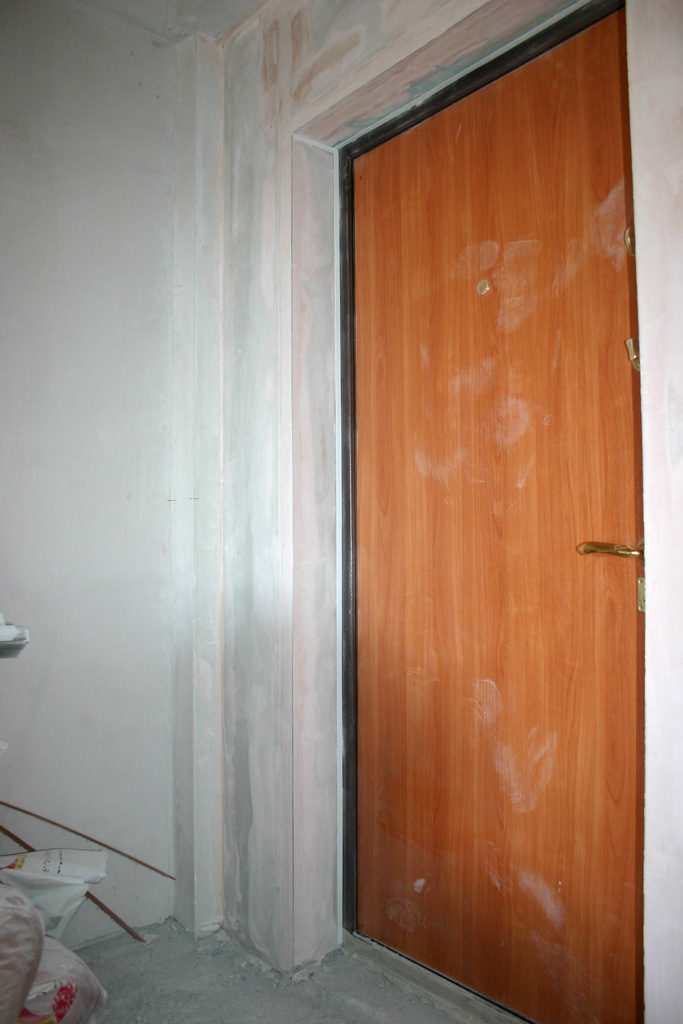 Проем входной двери с отделкой гипсокартоном