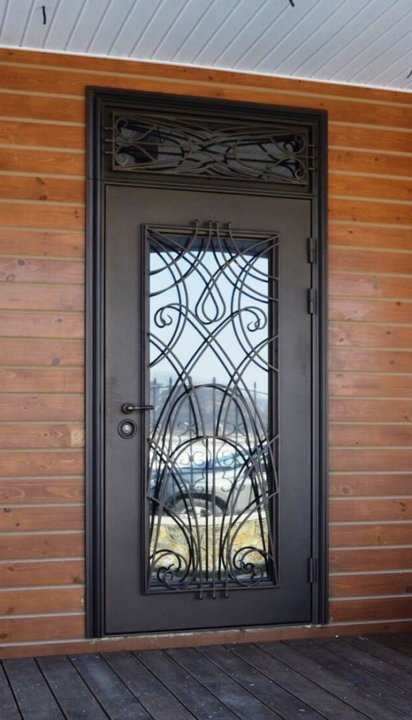 Дверь из металла с фрамугой