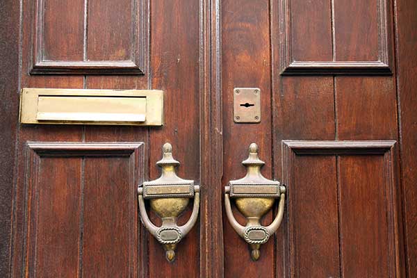 Уличная дверь из дерева