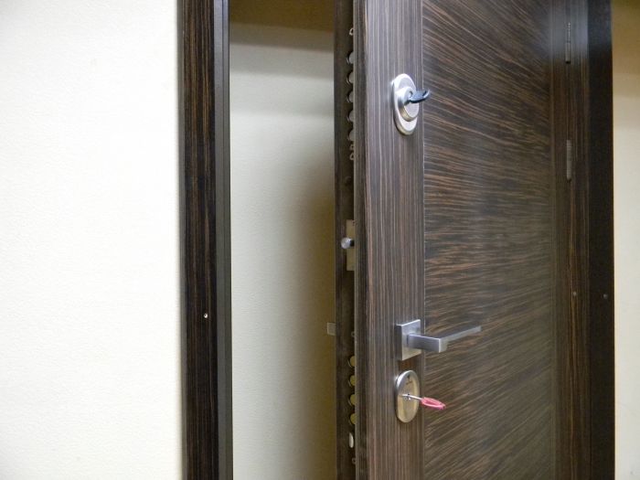 Входная дверь с отделкой под дерево