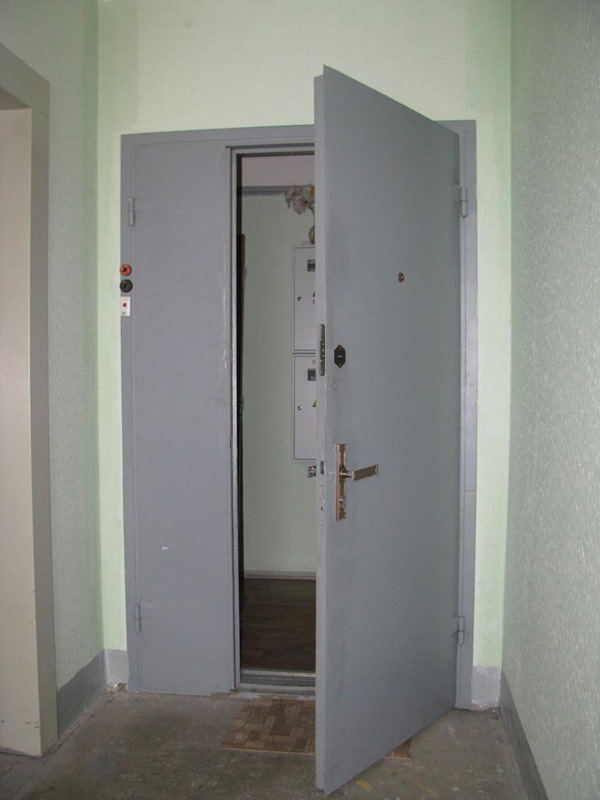 Металлическая дверь в тамбур