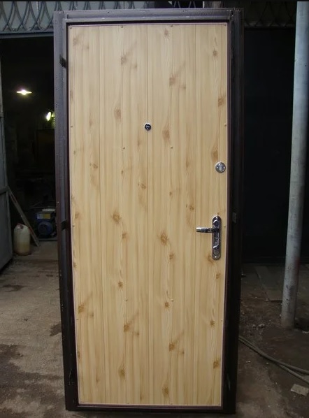 Дверь с отделкой из вагонки