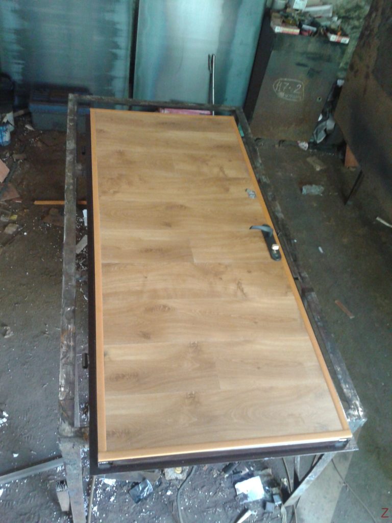 Обшивка двери при помощи ламината