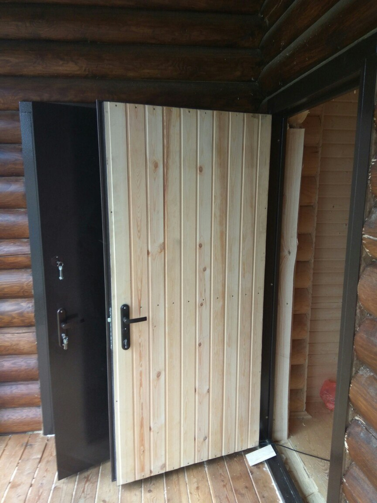 Полотно двери, отделанное вагонкой