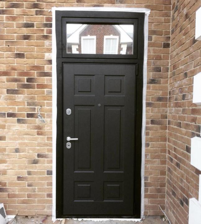 Входная дверь с фрамугой