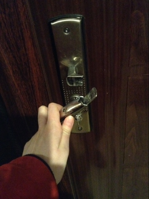 Сломанная дверная ручка