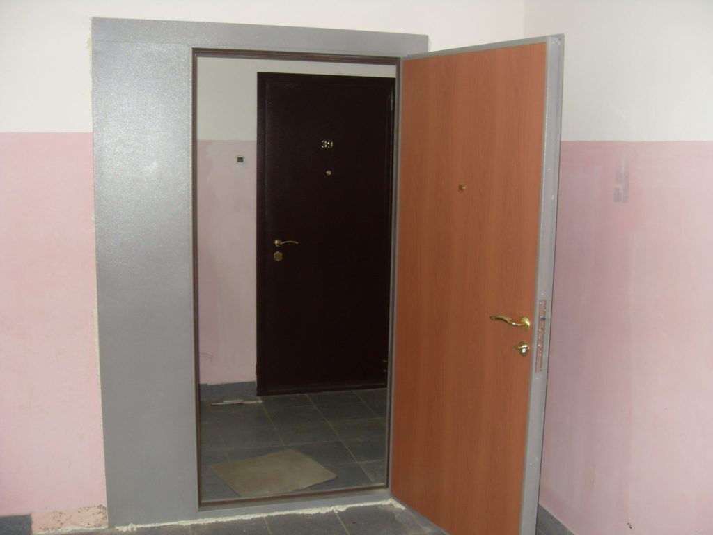 Тамбурная дверь