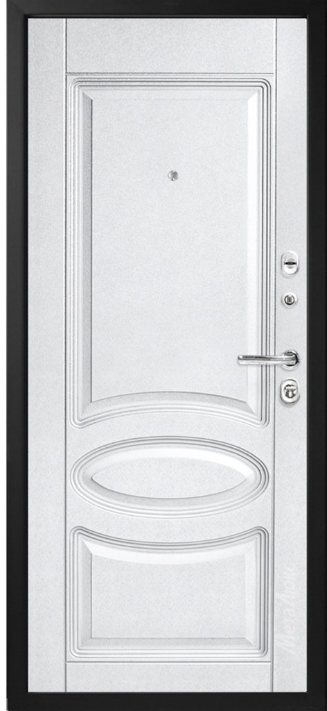 Вид белой входной двери снаружи