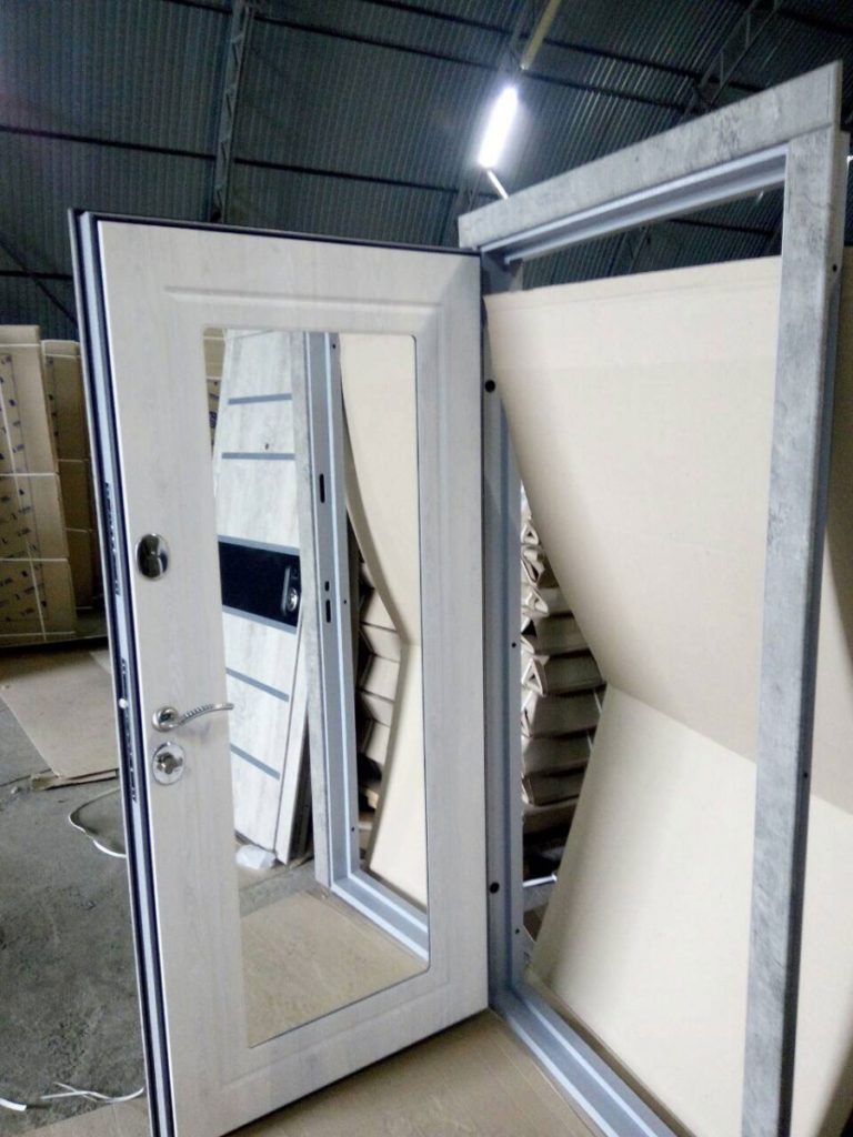 Внешний вид белой двери