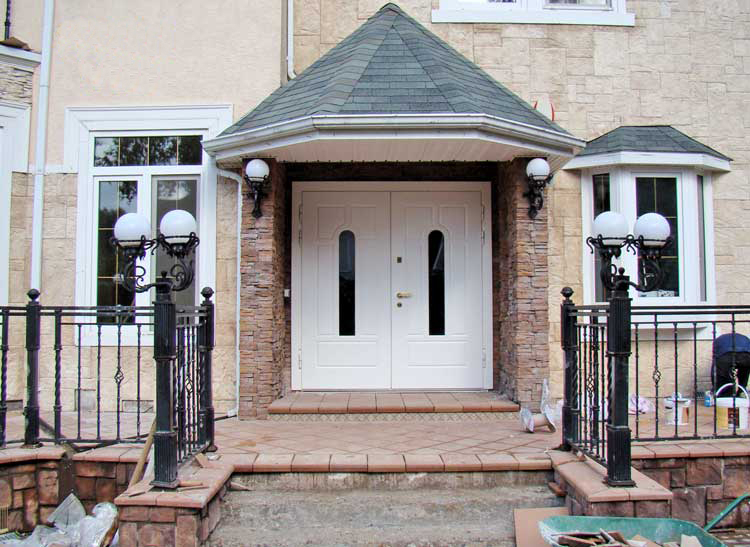 Дверь на входе в коттедж