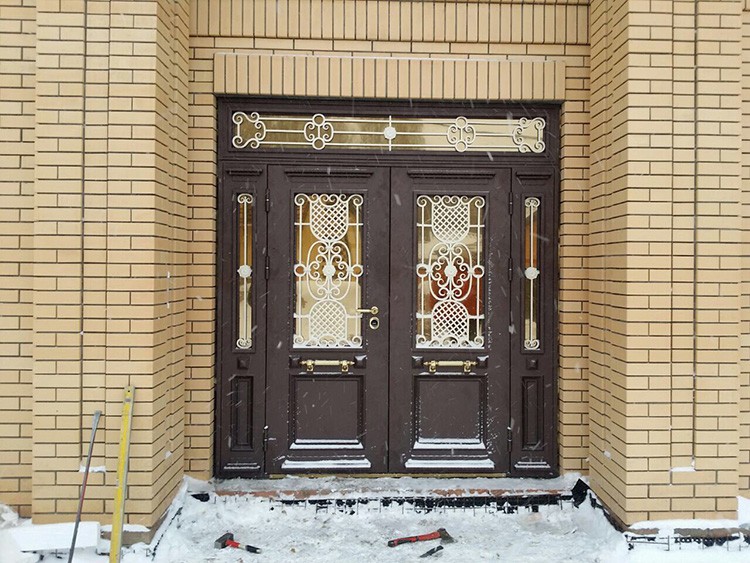 Дверь в коттедже