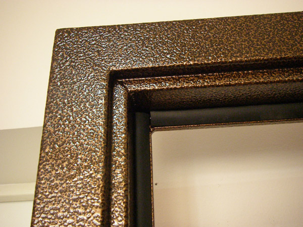 Металлический наличник двери