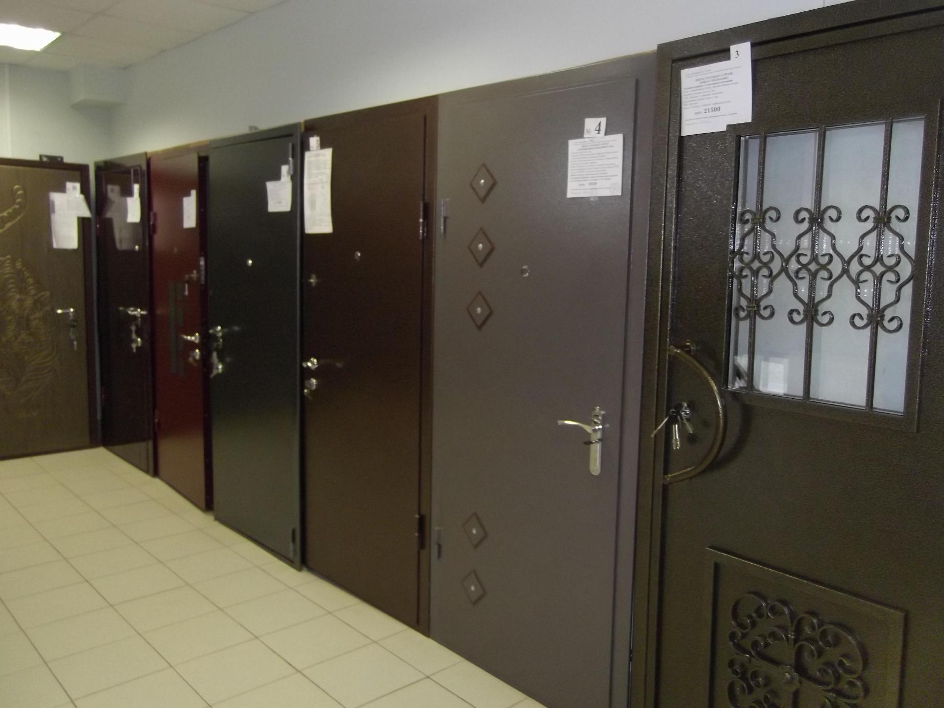 Входные двери в салоне продаж