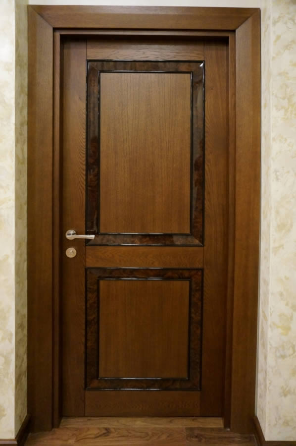 Деревянная входная дверь 