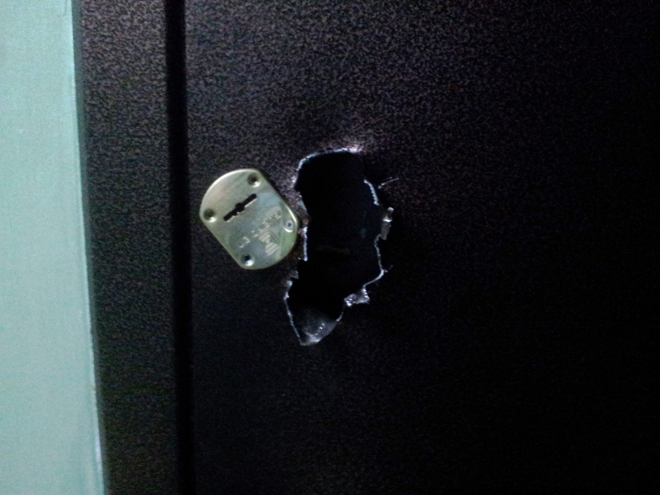 Дверь со взломанным замком