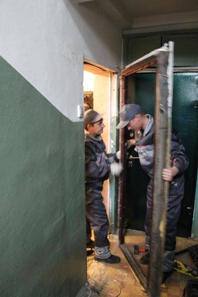 Демонтаж коробки входной двери