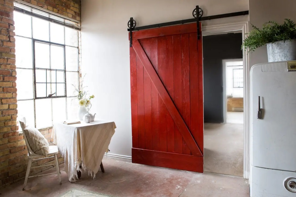 Красная амбарная дверь