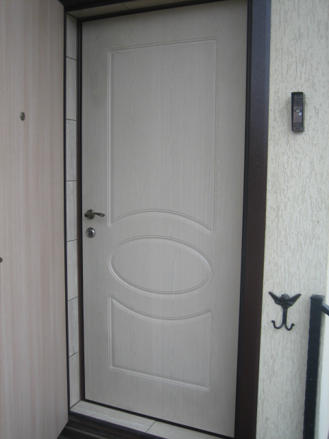 Входная дверь белого цвета 