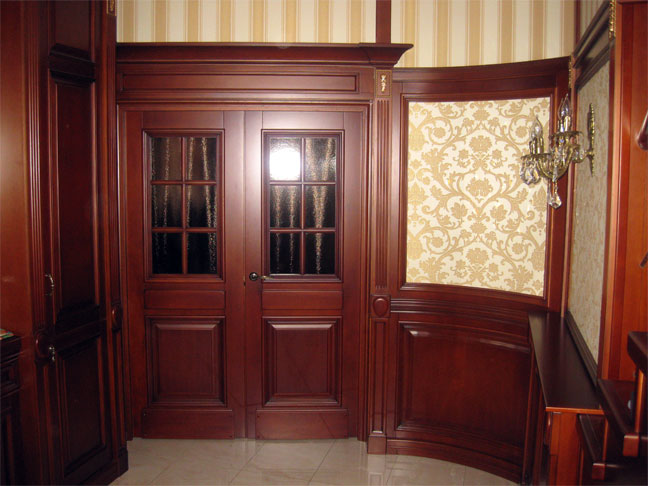 Дверь из красного дерева 