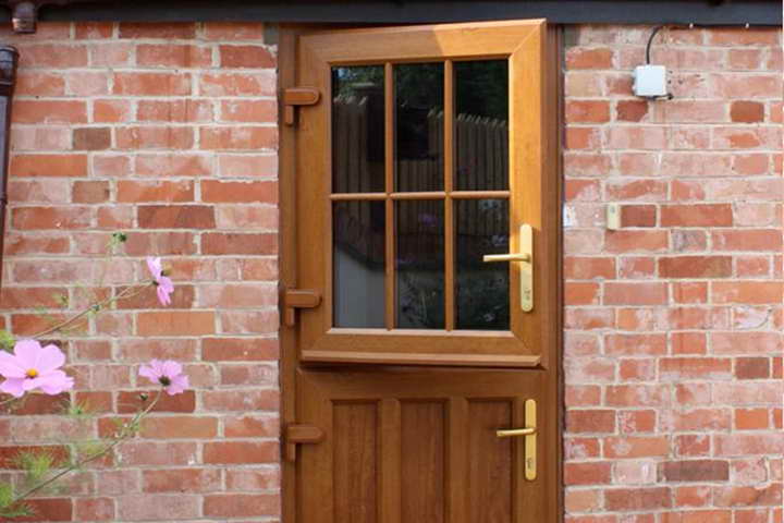 Конюшенная дверь