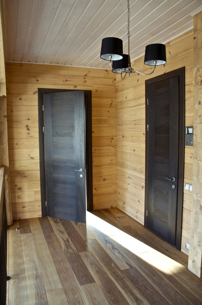 Серые двери в доме из дерева