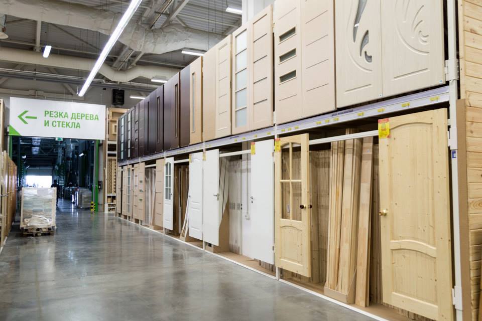 Двери в магазине сети Леруа Мерлен