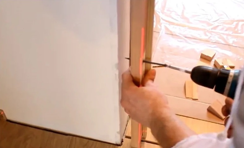 Крепление коробки двери к стене проема