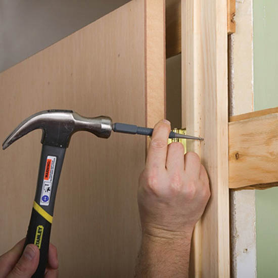 Монтаж дверной коробки деревянной двери