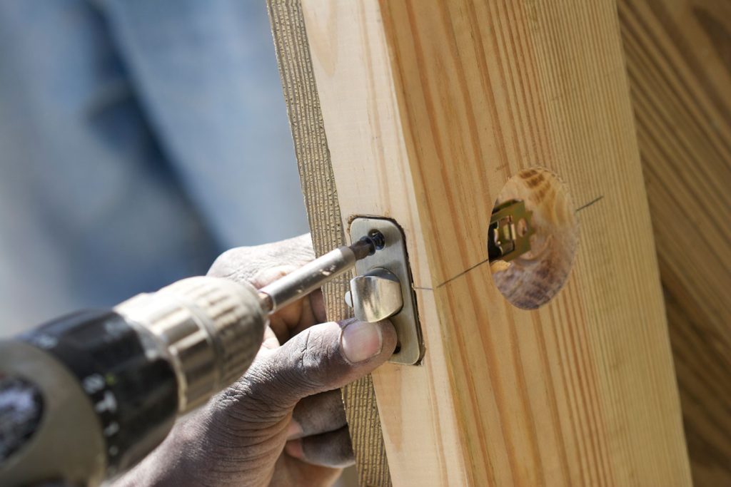 Монтаж дверной ручки