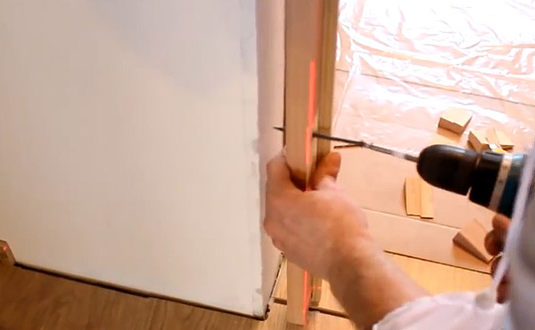 Крепление дверной коробки 