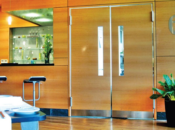 Маятниковая дверь в баре