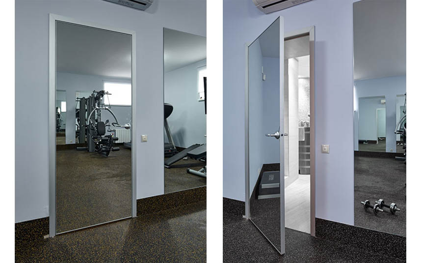 Зеркальная дверь в спортзале 
