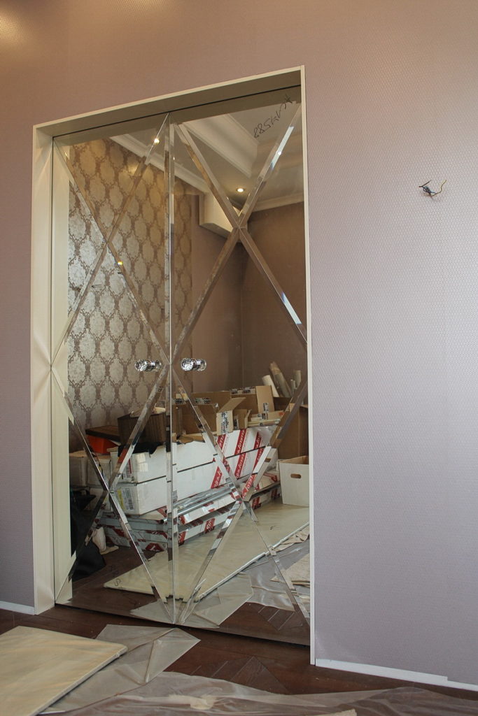 Двупольная зеркальная дверь 