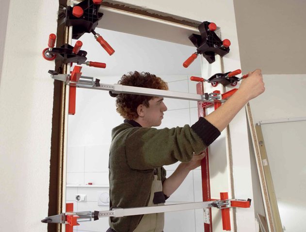 Установка коробки двери с помощью специальных креплений