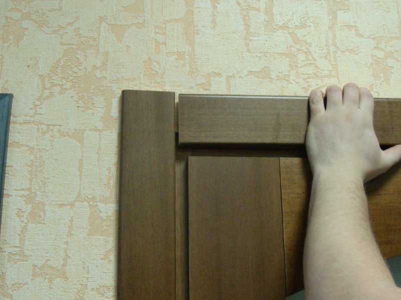 Установка дверного наличника